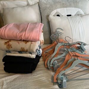 Bundle of 8 Leggings/Pants + Hangers